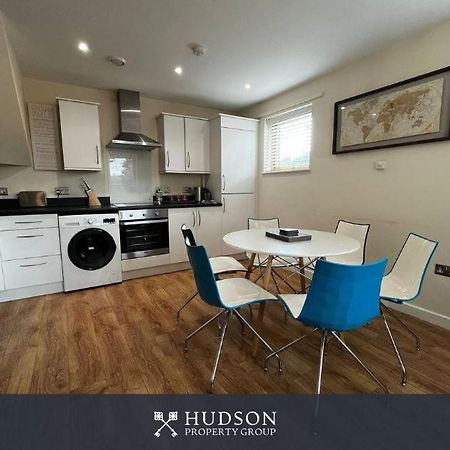 Three Bedroom Townhouse With Parking Telford Exterior photo