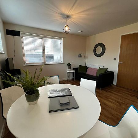 Three Bedroom Townhouse With Parking Telford Exterior photo