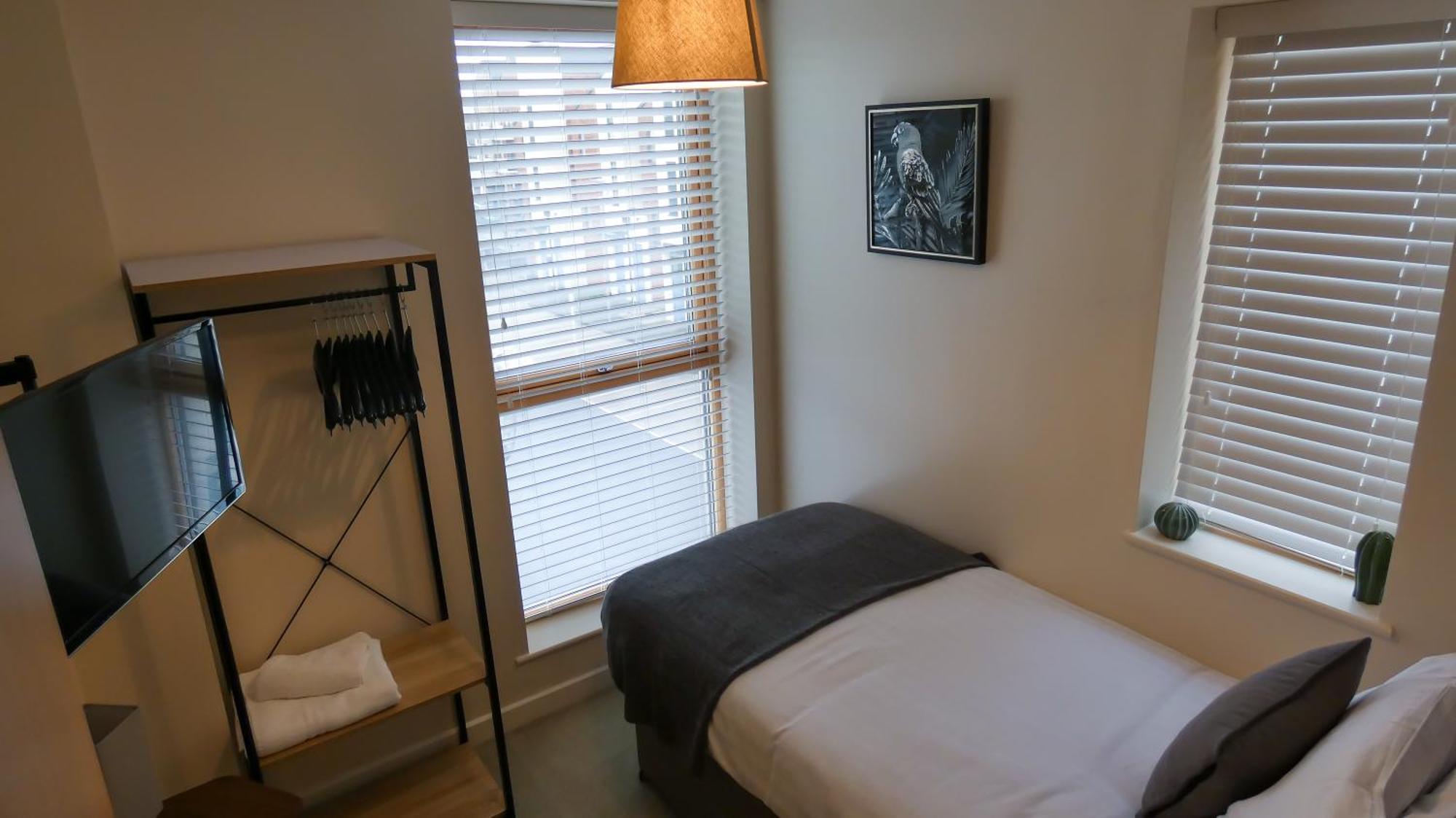 Three Bedroom Townhouse With Parking Telford Room photo