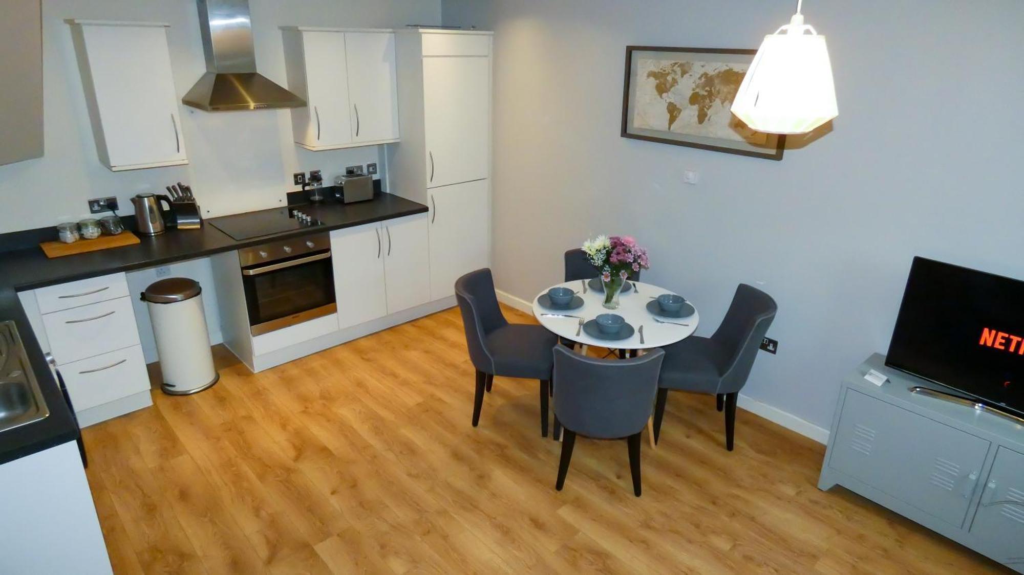 Three Bedroom Townhouse With Parking Telford Room photo