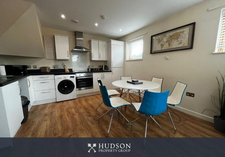 Three Bedroom Townhouse With Parking Telford Exterior photo
