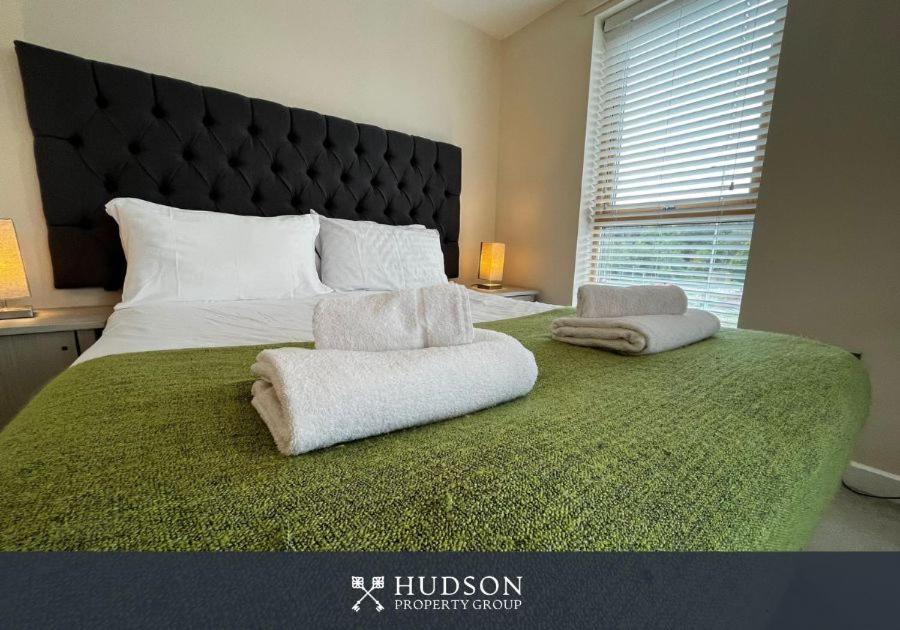 Three Bedroom Townhouse With Parking Telford Exterior photo