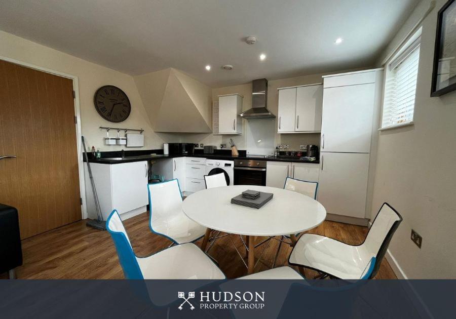 Three Bedroom Townhouse With Parking Telford Exterior photo