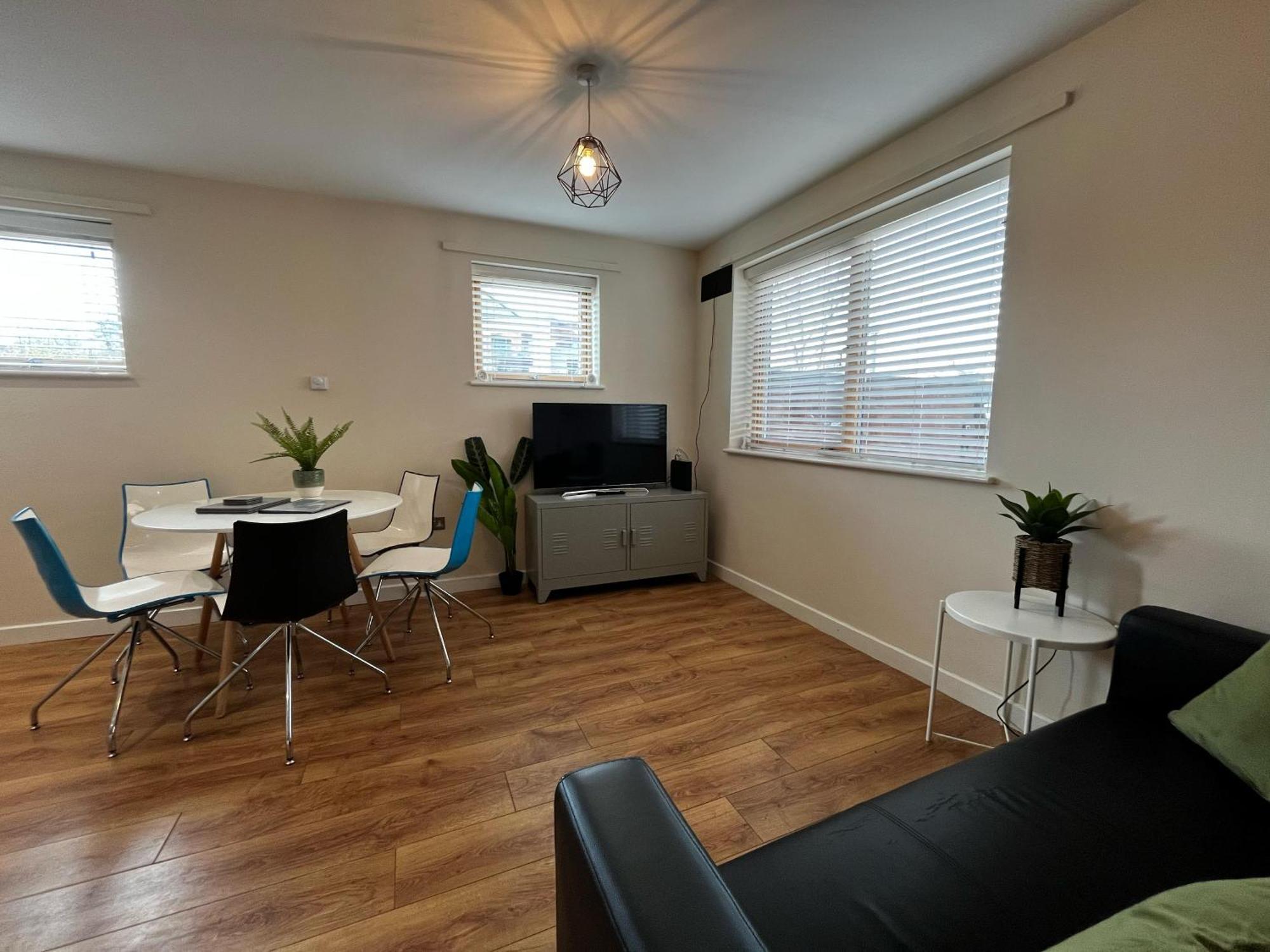 Three Bedroom Townhouse With Parking Telford Exterior photo