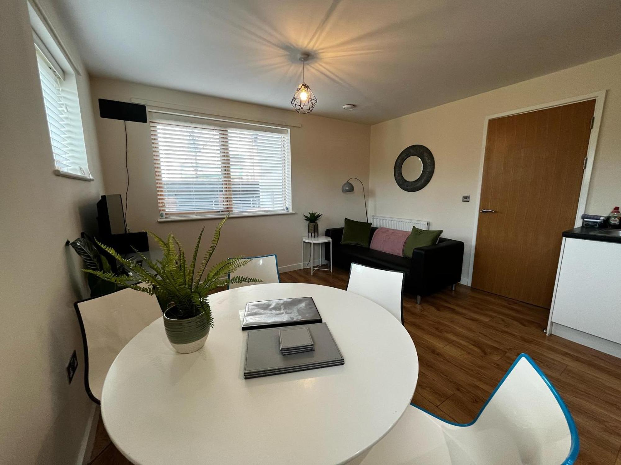 Three Bedroom Townhouse With Parking Telford Exterior photo