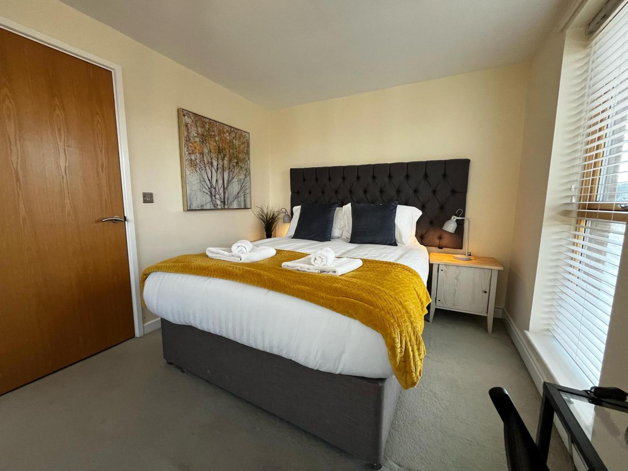 Three Bedroom Townhouse With Parking Telford Exterior photo