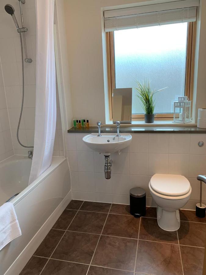 Three Bedroom Townhouse With Parking Telford Exterior photo
